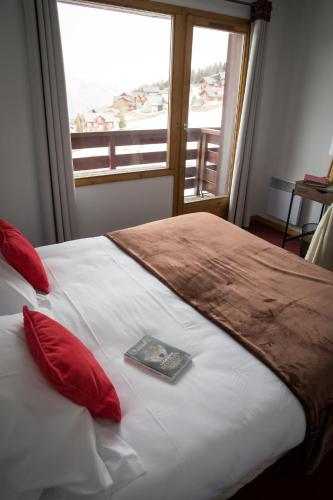 Кровать или кровати в номере Hotel Emeraude
