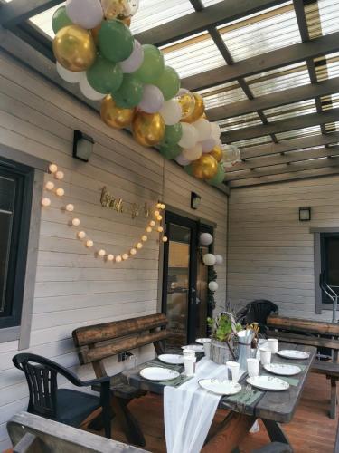 a table with a bunch of balloons hanging from a ceiling at sosnowelowe in Lamkowo