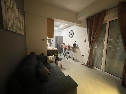 PSH -Stylish Quiet Top Floor Apt- Near Acropolis