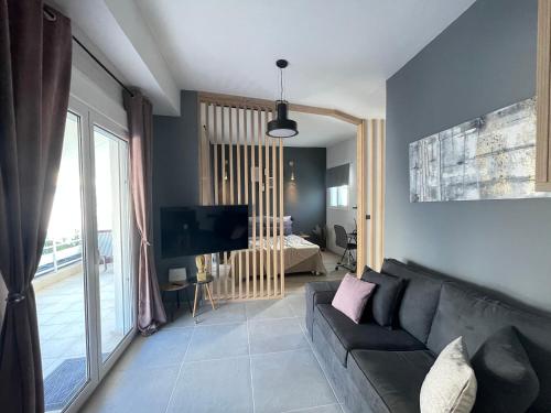 PSH -Stylish Quiet Top Floor Apt- Near Acropolis