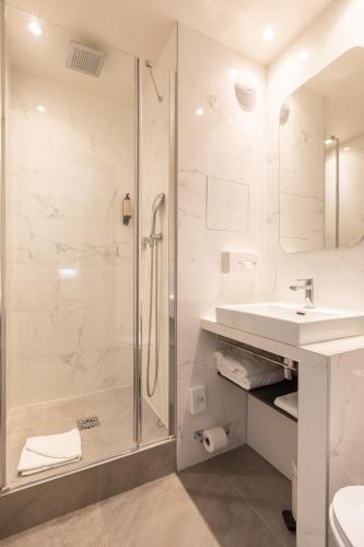 a bathroom with a shower and a sink at Prince Albert Lyon Bercy in Paris