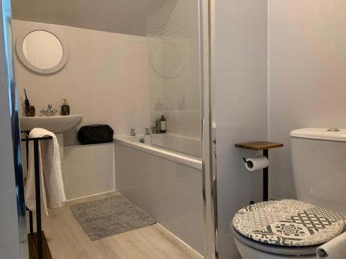 グリーノックにあるLovely 2 Bedroom Apartment in Central Locationの浴槽とトイレのある白いバスルーム