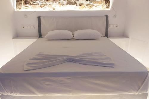 Postel nebo postele na pokoji v ubytování Naxion Esti - Διαμονή στην Παλιά Χώρα της Νάξου