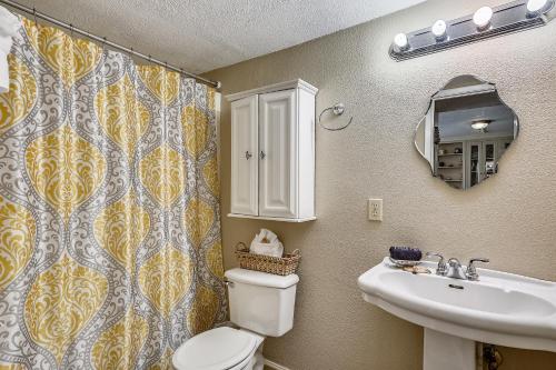 bagno con servizi igienici e lavandino di Dolphin Point Condo 202A Condo a Destin