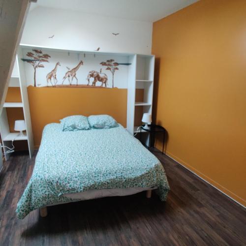 una camera con un letto e una parete con disegni di giraffe di Maison avec Jardin avec 3 chambres a Corquilleroy