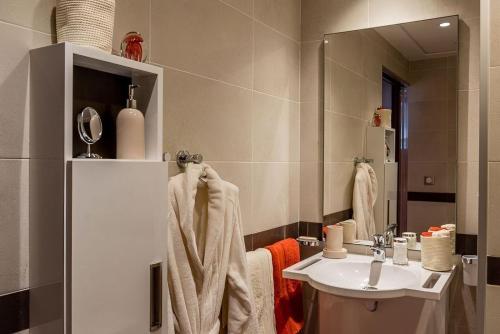 y baño con lavabo y espejo. en Résidence Sénior Villa Sully Seynod-Annecy, en Annecy