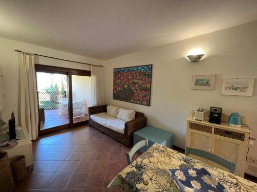 a living room with a bed and a couch and a table at Casa Galathee in Puntaldia