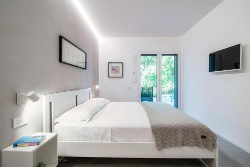 A bed or beds in a room at My Venini - by MyHomeInComo