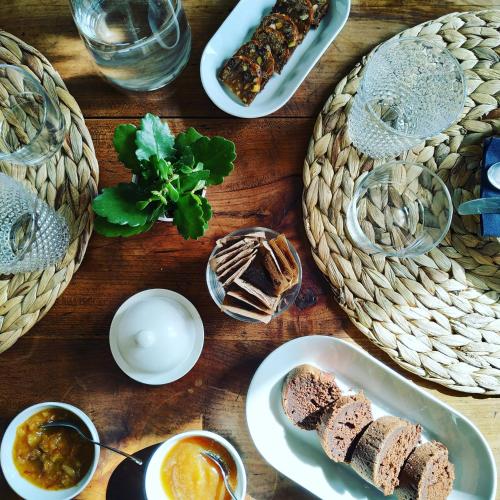 Villa Cimina في كابرارولا: طاولة خشبية عليها أطباق طعام وسلال