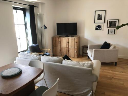 Poets Rest, free parking, EV socket fees apply walk to beach photo 23