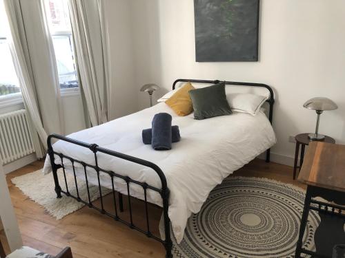 Poets Rest, free parking, EV socket fees apply walk to beach photo 18