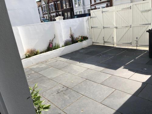Poets Rest, free parking, EV socket fees apply walk to beach photo 20