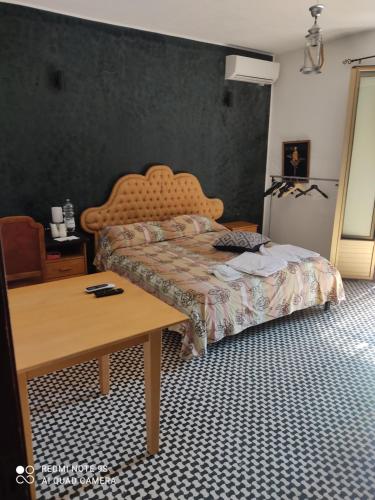 En eller flere senge i et værelse på L'angolo della pizza somel