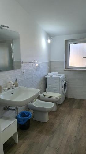 Kamar mandi di Villa Leone