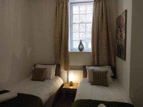 Giường trong phòng chung tại All Saints 2 bed Apartment in central Stamford with Parking