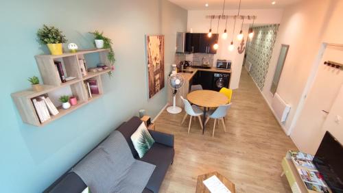 - un salon et une cuisine dans un appartement dans l'établissement Gite le Capucin avec parking, à Bordeaux