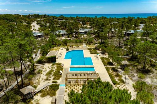 vista aerea di un resort con piscina di Pestana Troia Eco-Resort & Residences a Tróia