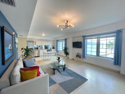 ein Wohnzimmer mit einem Sofa und einem Tisch in der Unterkunft Beachfront Apt in Carlyle Hotel on Ocean Drive in Miami Beach