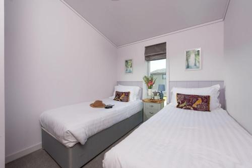 Gallery image of Forget Me Not Lodge, 4 Roadford Lake Lodges in Lifton