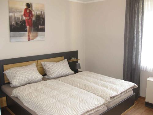 1 dormitorio con 1 cama y una foto en la pared en Ferienwohnung kleine Auszeit en Eslohe