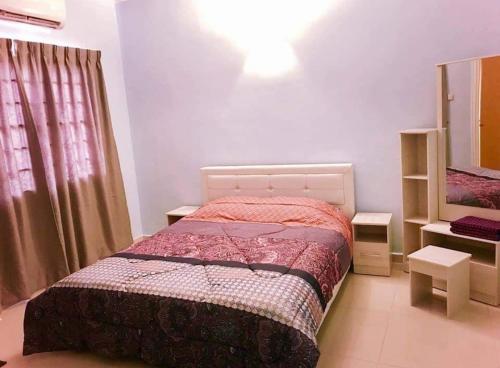 - une petite chambre avec un lit et un miroir dans l'établissement Homestay Tok Wan Puchong Utama, à Puchong