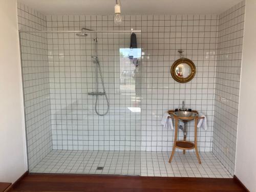 La salle de bains est pourvue d'une douche et d'un lavabo. dans l'établissement Jolie studio avec vue sur l'Atomium, à Bruxelles
