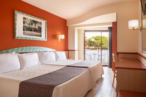 Habitación de hotel con cama y balcón en htop Calella Palace & SPA 4Sup #htopFun en Calella