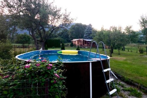 Bazén v ubytovaní Moderné ubytovanie so saunou na liptovskom vidieku alebo v jeho blízkosti