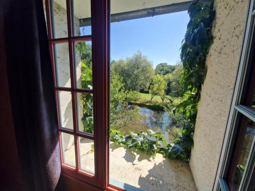 an open window with a view of a river at Ferme équestre & Chambres d'hôtes Gateau Stables proche Guédelon in Saint-Amand-en-Puisaye