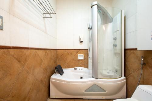 a bathroom with a tub and a toilet at Casa Heradurra Uno/Dos in Manila