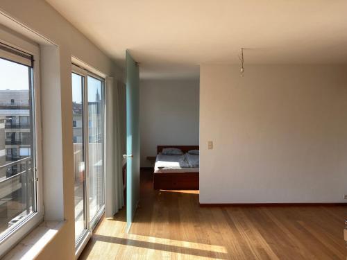 - une chambre avec un lit et une grande fenêtre dans l'établissement Jolie studio avec vue sur l'Atomium, à Bruxelles