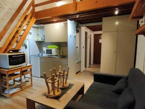 un salon avec un canapé et une cuisine dans l'établissement Appartement T1bis 4-6 pers avec Terrasse et Parking à Cauterets - FR-1-234-238, à Cauterets