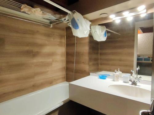 W łazience znajduje się umywalka i lustro. w obiekcie Appartement Cauterets, 2 pièces, 6 personnes - FR-1-234-238 w mieście Cauterets