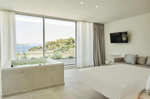 Tempat tidur dalam kamar di Radisson Resort Plaza Skiathos