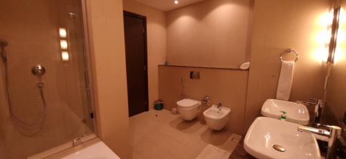 Ett badrum på ONE 2BHK Elegant Apartment in Muscat Bay 03