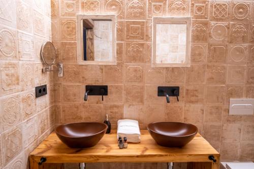 two sinks on a wooden table in a bathroom at HOTEL SOMNIFABRIK in Valderrobres