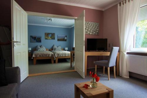 a room with a bedroom with a bed and a desk at Ferienwohnung an Schleusenanlage NOK in Brunsbüttel