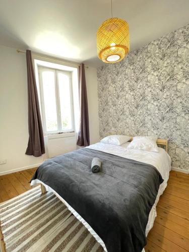 sypialnia z dużym łóżkiem i oknem w obiekcie LE LOTUS BLEU - WIFI - NETFLIX w mieście Angoulême