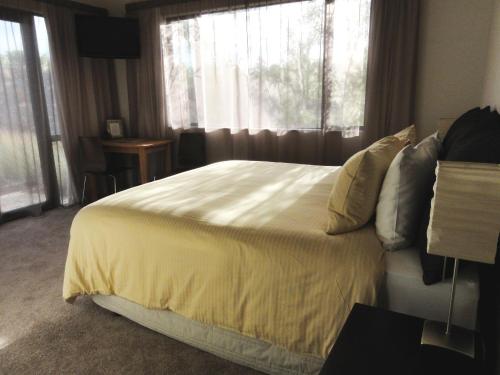 מיטה או מיטות בחדר ב-Pine Hill Lodge In Vineyard
