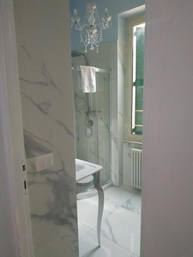 A bathroom at Around The Corner Colosseo B&B
