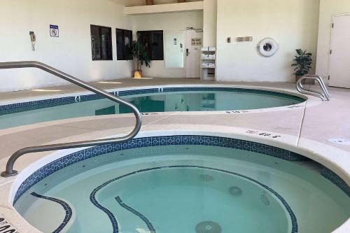 a swimming pool with a tub and a shower at Baymont Inn & Suites by Wyndham Holbrook in Holbrook