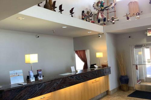 una sala de espera con un mostrador con aves y estatuillas en Baymont Inn & Suites by Wyndham Holbrook, en Holbrook