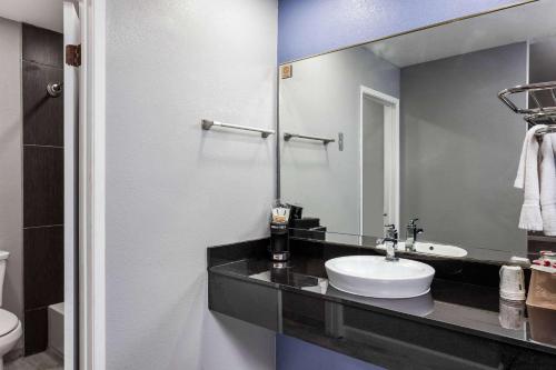 A bathroom at Super 8 by Wyndham Visalia