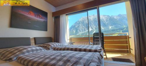 2 Betten in einem Zimmer mit Bergblick in der Unterkunft Apartment Salzkammergut by FiS - Fun in Styria in Tauplitz