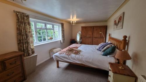 um quarto com uma cama e uma janela em Rose Cottage em Chester