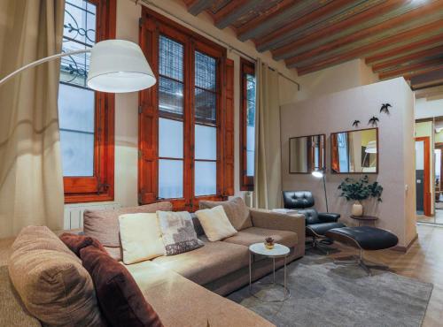 19th -Century Loft, Heart of the Gothic Quarter