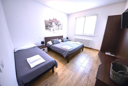 a small room with two beds and a window at 1Dest - Easy Modern in Arco