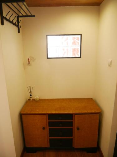 a room with a wooden cabinet and a window at Przystanek Srebrna Góra in Srebrna Góra