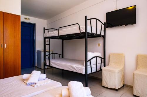 מיטה או מיטות קומותיים בחדר ב-Tsamadanis Hotel & Bungalows Friends Family