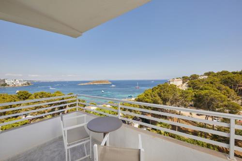 balcón con mesa, sillas y vistas al océano en Dreams Calvia Mallorca, en Magaluf